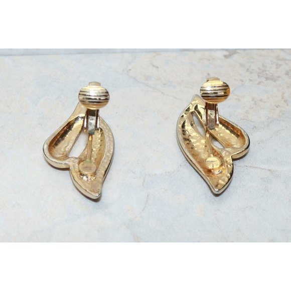 Vintage Elegant Gold tone and Cream Enamel Ribbon Clip on Earrings - Picture 2 of 4